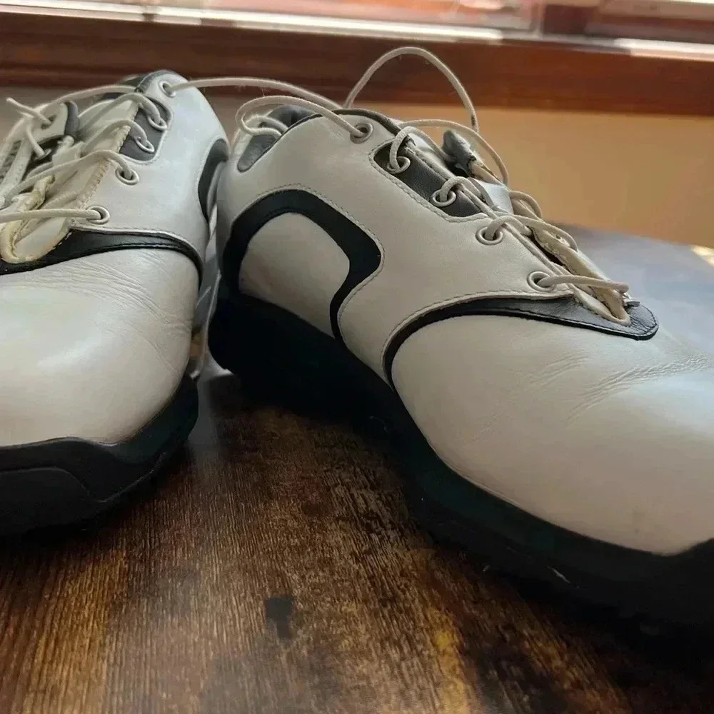 Oakley mens golf shoes. Size: 10. Style: 14010-100
